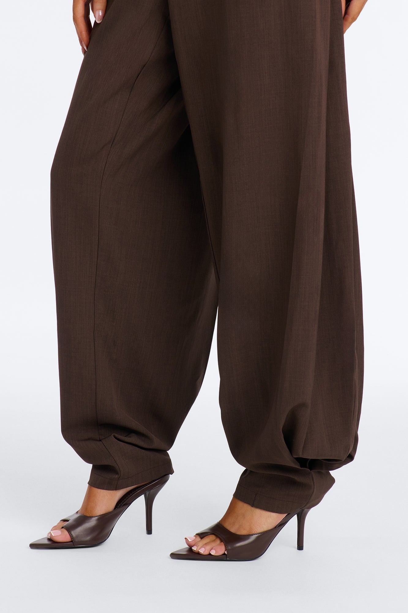 Isla Low Rise Clean Waistband Pleated Trouser - Chocolate image 6