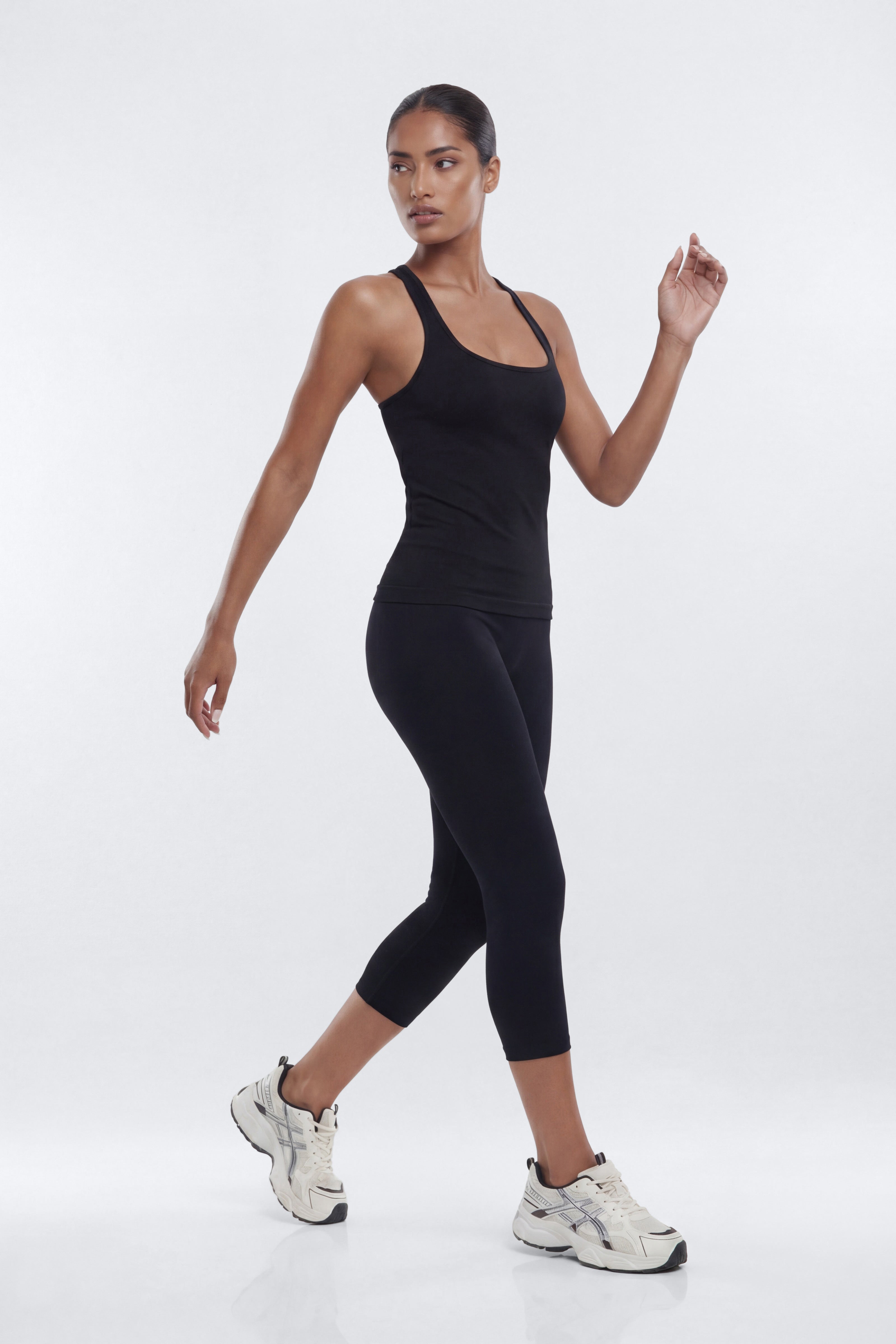 SeamlessLift™ 17″ Crossover Capri Legging - Black