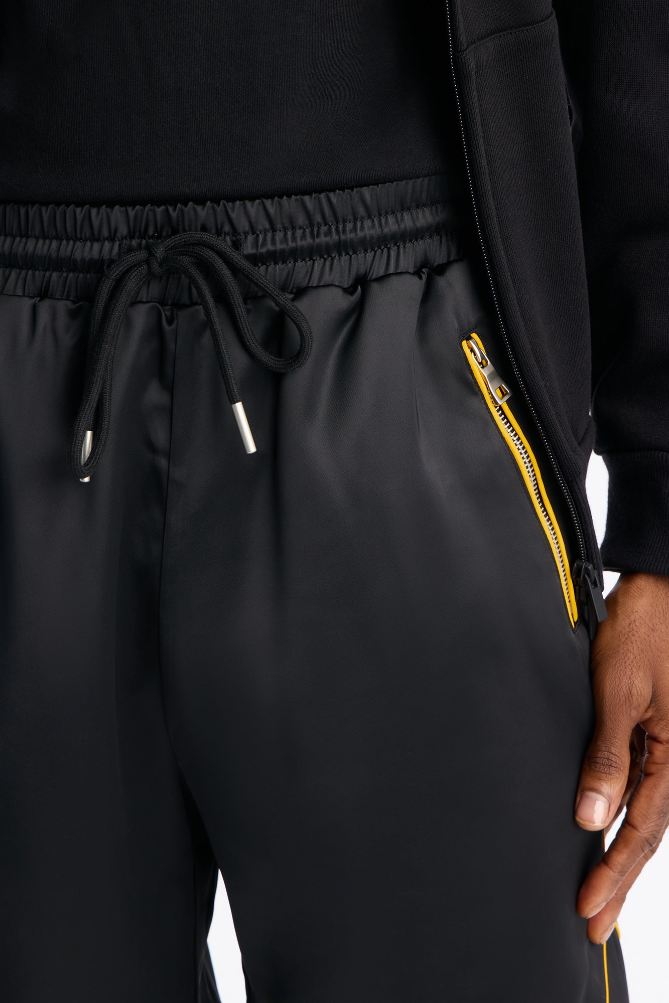 Slant Pocket Gloss Short - Black