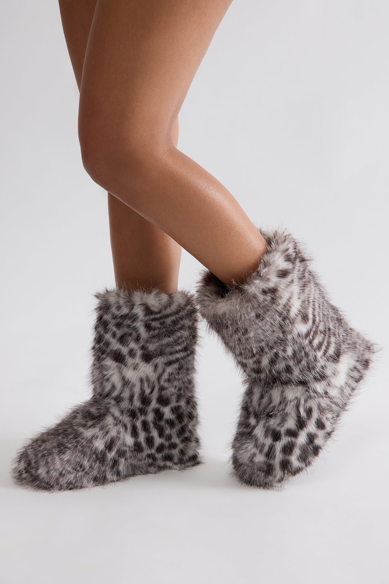 Chilly Days Booties - White/Black