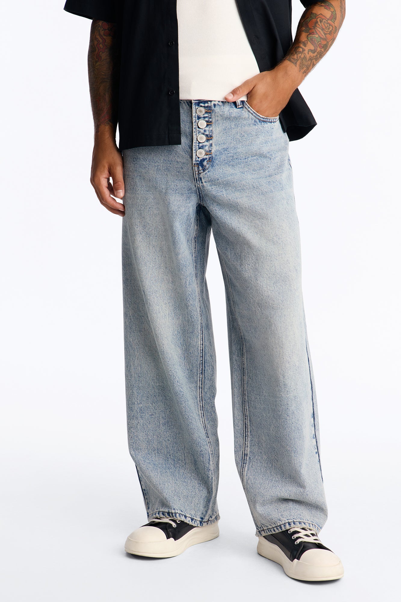 Baggy Button Riot Jeans - Light Blue Wash