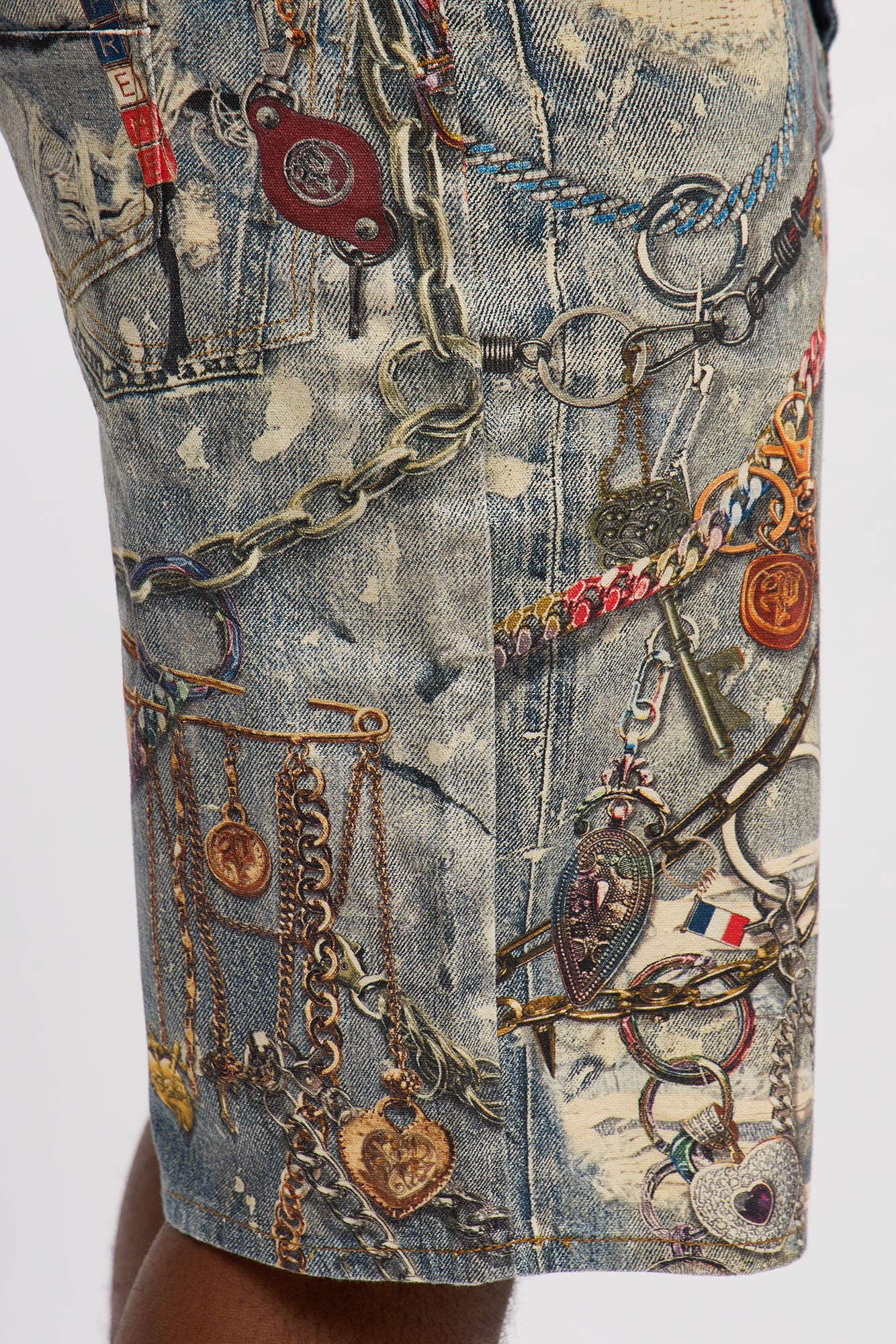Relaxed Chain Distressed Printed Denim Short - Light Wash