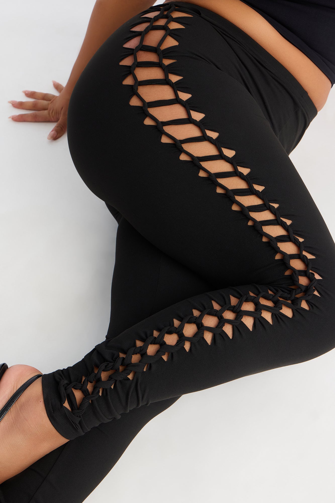 Prim Cut Out Mid Rise Legging - Black