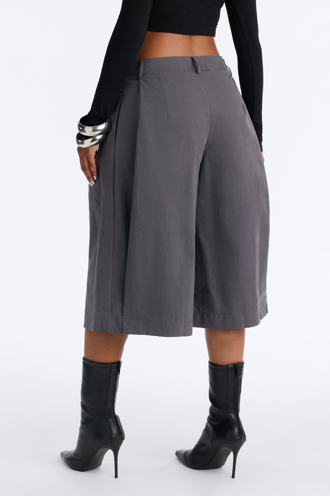 Caro Pleated Barrel Leg Bermuda Short - Charcoal