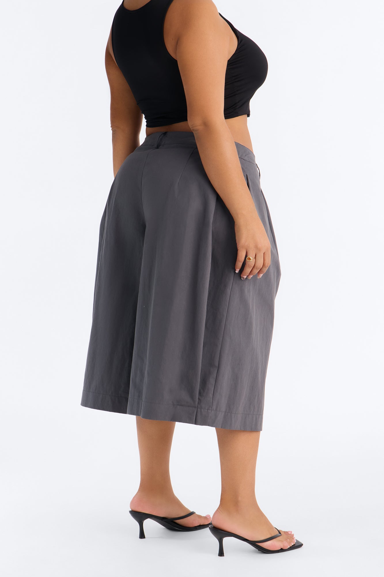 Caro Pleated Barrel Leg Bermuda Short - Charcoal