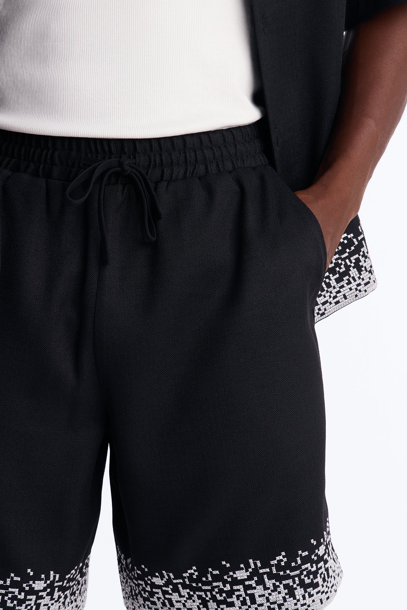 Relaxed Cascade Embroidered Short - Black/combo