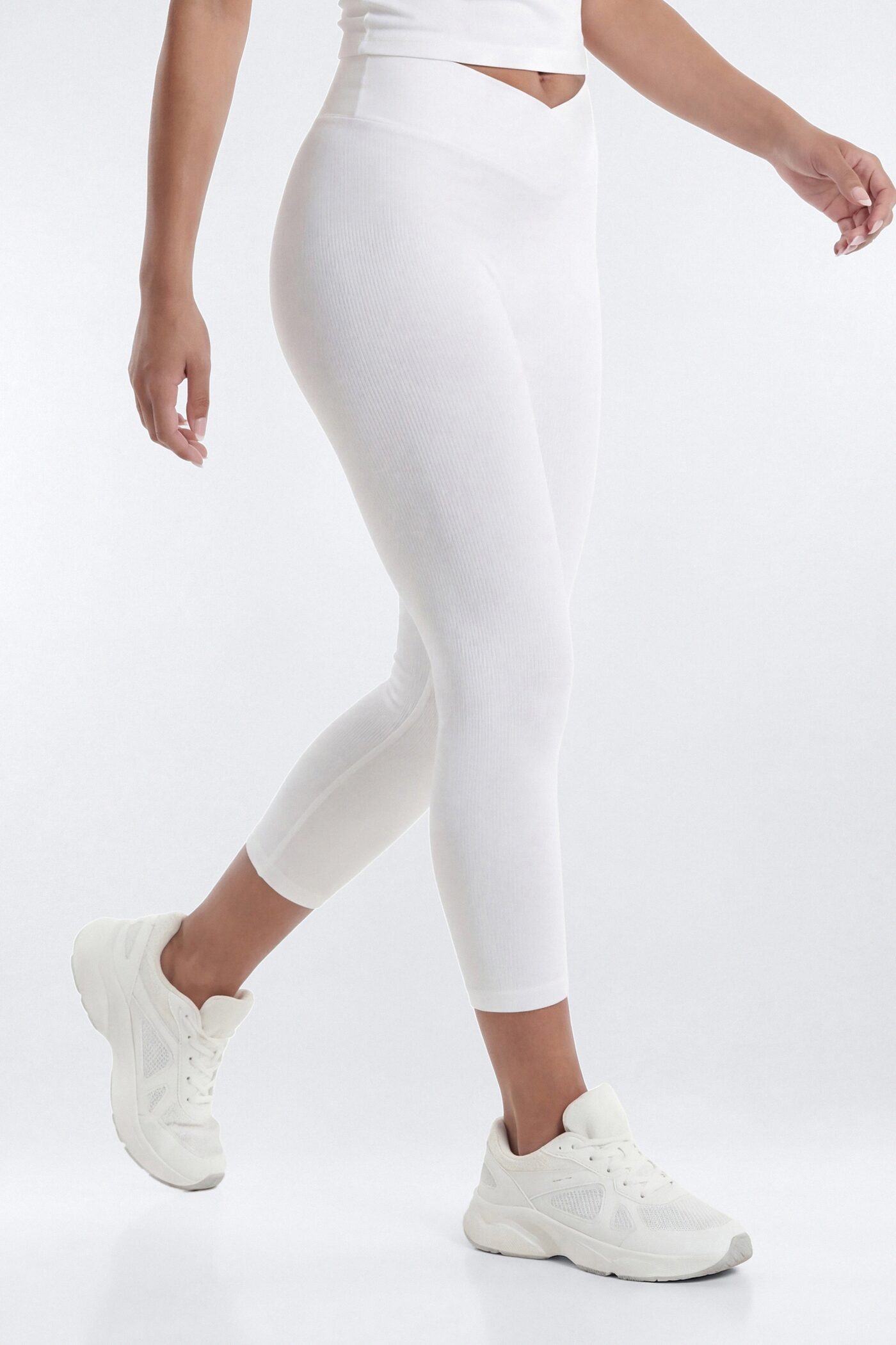 SeamlessLift™ 17″ Crossover Capri Legging - Bright White