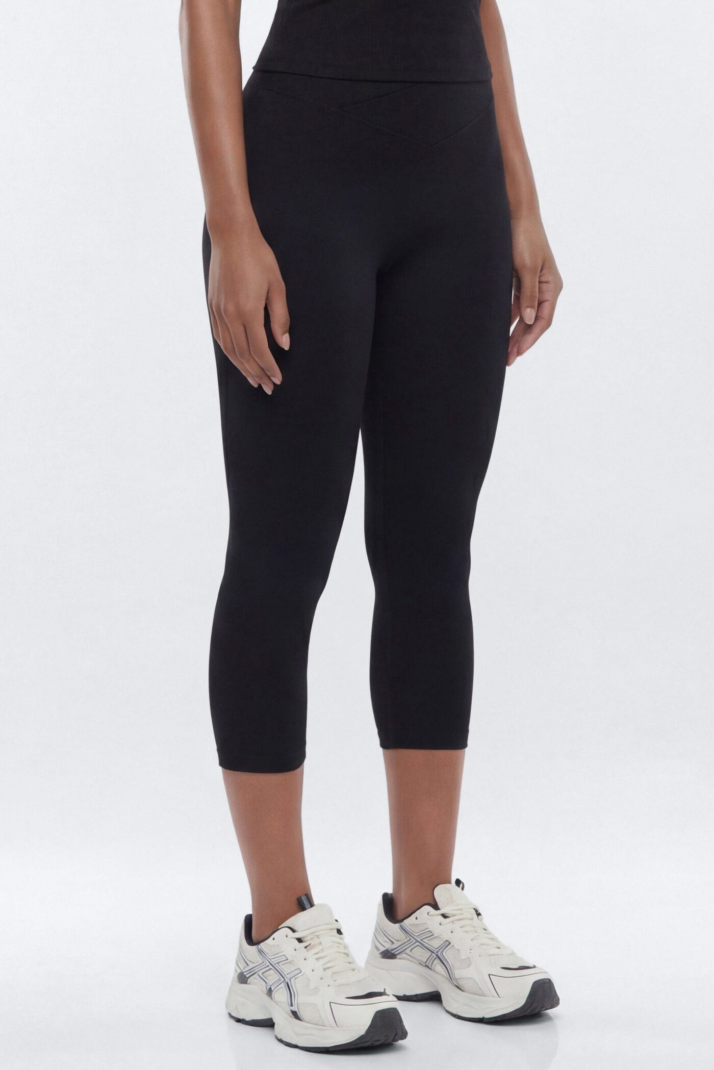 SeamlessLift™ 17″ Crossover Capri Legging - Black
