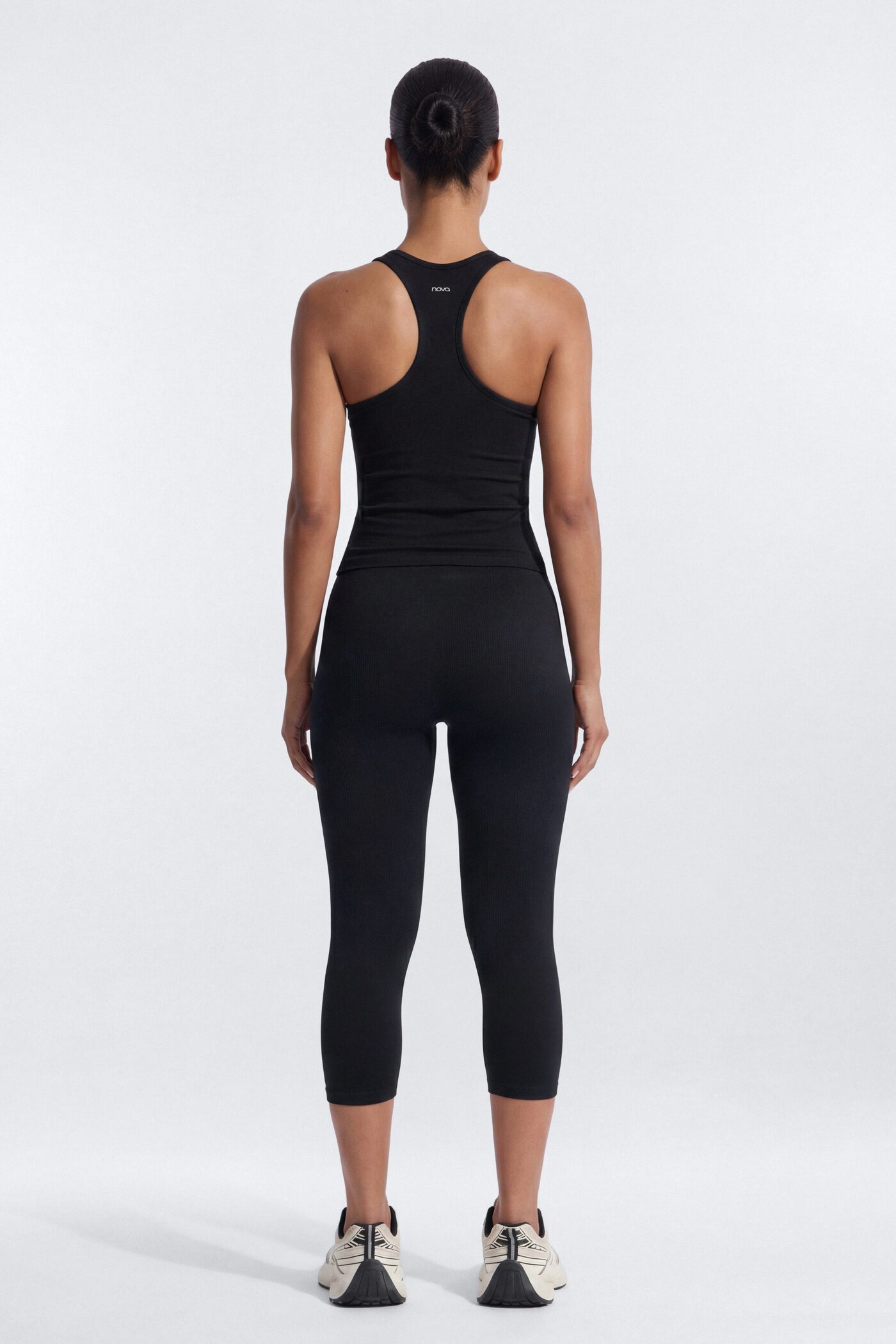 SeamlessLift™ 17″ Crossover Capri Legging - Black