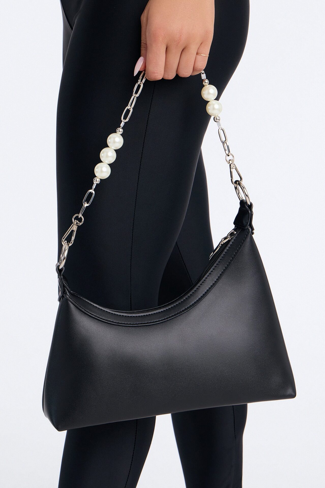 Pearls And Chains Faux Leather Shoulder Handbag - Black