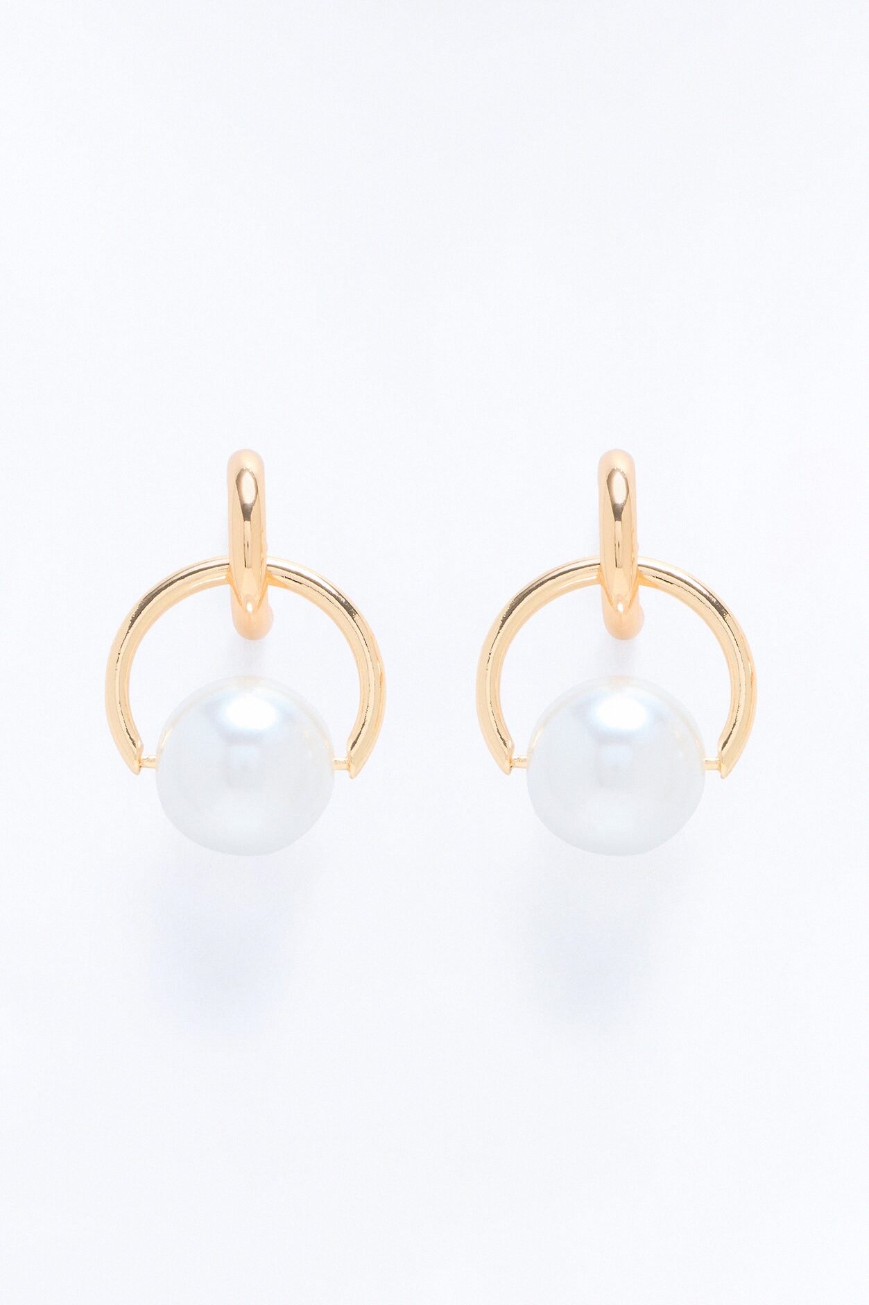 Casually Chic Pearl Earrings - Gold